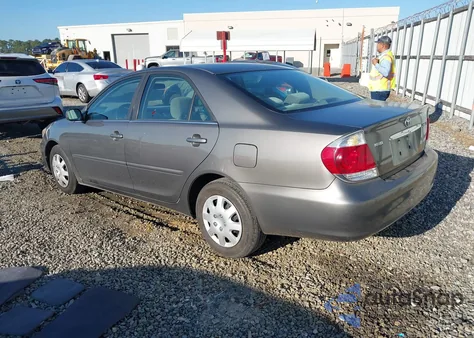2005 Toyota Camry Le z USA, uszkodzony, nr VIN 4T1BE32KX5U523368